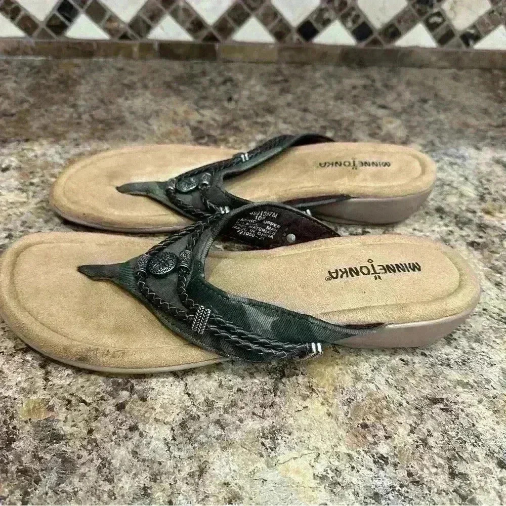 Minnetonka Women's 'Silverthorne 360' Flip Flop Sandals with Camo Strap Size 10